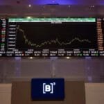 ibovespa-fecha-em-leve-alta-e-dolar-encerra-a-sessao-a-r-