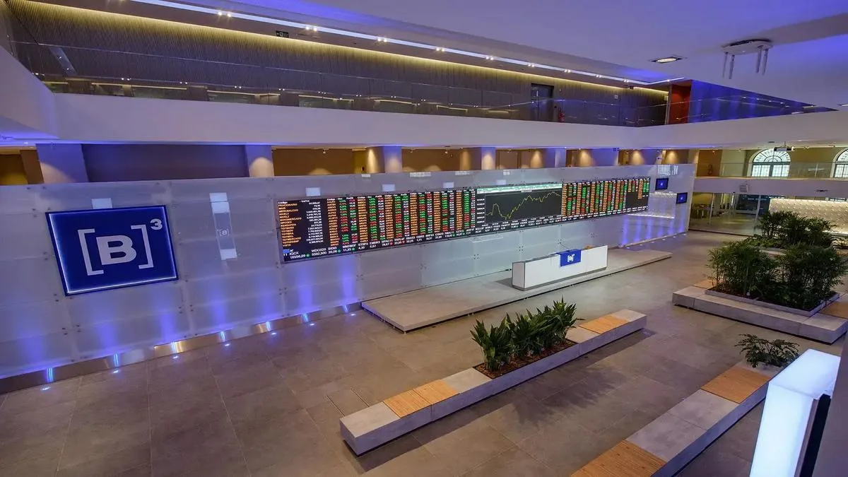 ibovespa-fecha-estavel-e-dolar-atinge-r--antes-do-anuncio-de-tarifas-por-trump