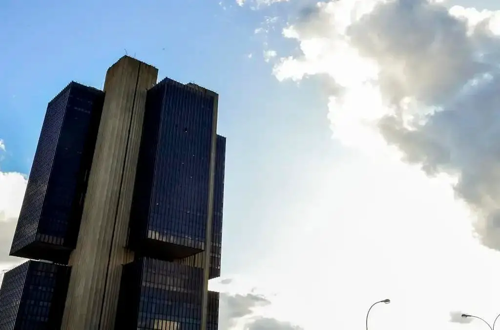 mercado-encerra-ciclo-de-alta-da-selic-e-atualiza-previsoes-economicas