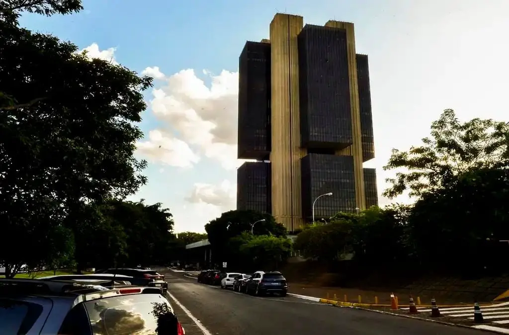 copom-eleva-taxa-de-juros-para--ao-ano-e-sinaliza-fim-do-ciclo-de-alta
