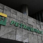 petroleo-despenca-mais-de--mesmo-apos-novos-ataques-no-oriente-medio