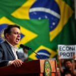 lula-chama-aliados-de-trump-de-traidores-e-promete-proteger-economia-brasileira-contra-taxas-abusiva