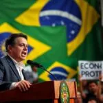lula-chama-aliados-de-trump-de-traidores-e-promete-proteger-economia-brasileira-contra-taxas-abusiva