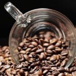 cafe-registra-primeira-queda-de-preco-apos--meses-de-alta-mas-ainda-acumula-aumento-significativo