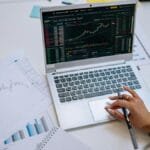 mercado-de-trabalho-forte-e-inflacao-em-queda-mexem-nos-seus-investimentos