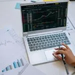 mercado-de-trabalho-forte-e-inflacao-em-queda-mexem-nos-seus-investimentos