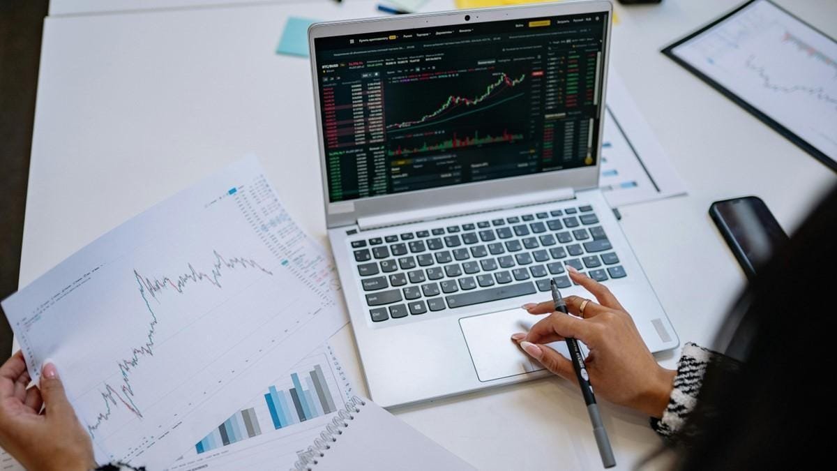 mercado-de-trabalho-forte-e-inflacao-em-queda-mexem-nos-seus-investimentos